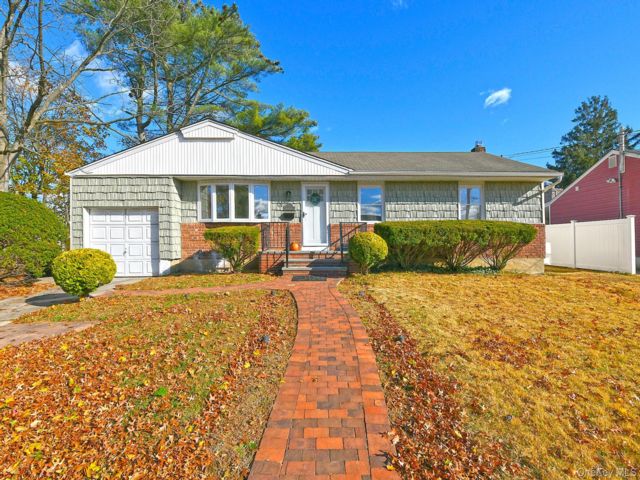  3 BR,  1.00 BTH &nbsp;Ranch style home in Farmingdale