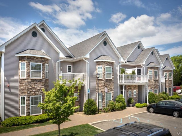  2 BR,  2.00 BTH &nbsp;Other style home in Holbrook