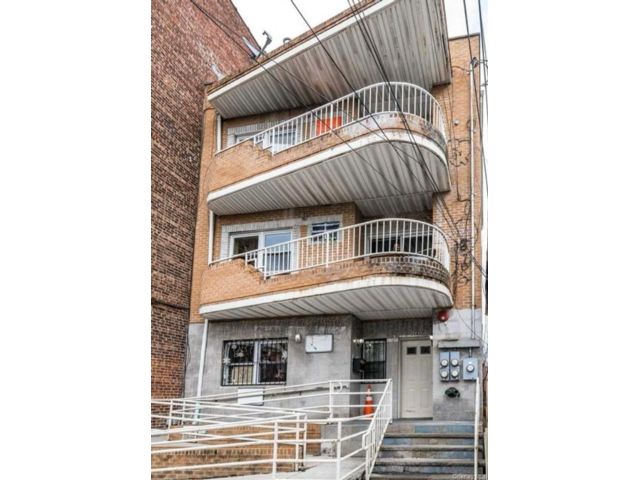  8 BR,  5.00 BTH &nbsp;House style home in Corona