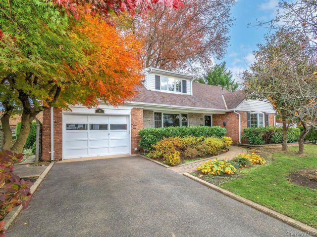  5 BR,  4.00 BTH &nbsp;Cape cod style home in Locust Valley