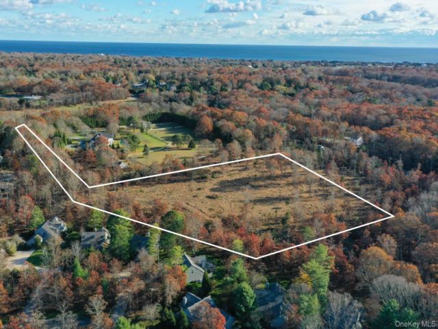 Lot <b>Size:</b>  &nbsp;House style home in East Hampton