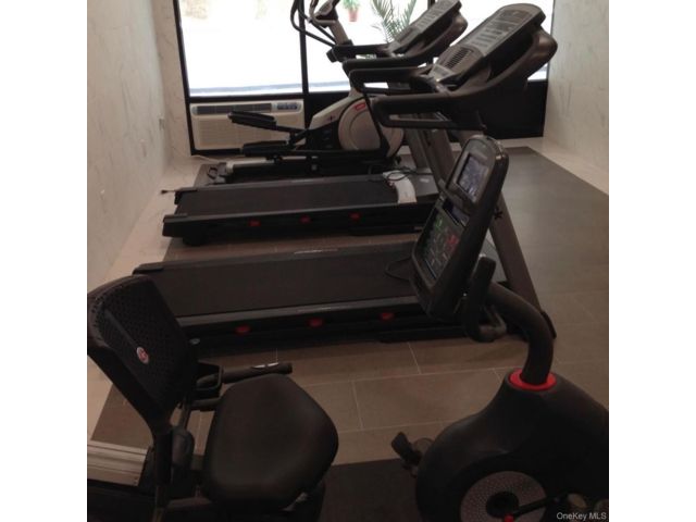  3 BR,  2.00 BTH &nbsp;Traditional style home in Great Neck