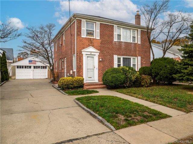  2 BR,  1.00 BTH &nbsp;Colonial style home in Rockville Centre