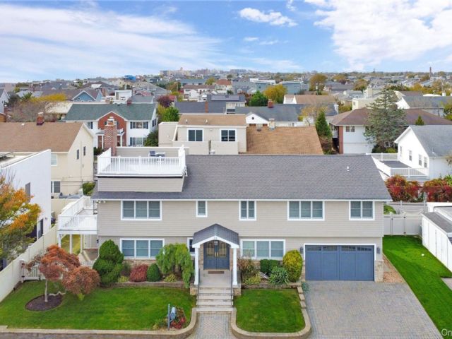  4 BR,  4.00 BTH &nbsp;Contemporary style home in Lido Beach