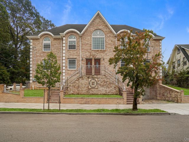  8 BR, 10.00 BTH &nbsp;House style home in Jamaica Hills