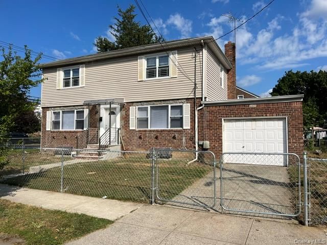  4 BR,  2.00 BTH &nbsp;Other style home in Flushing