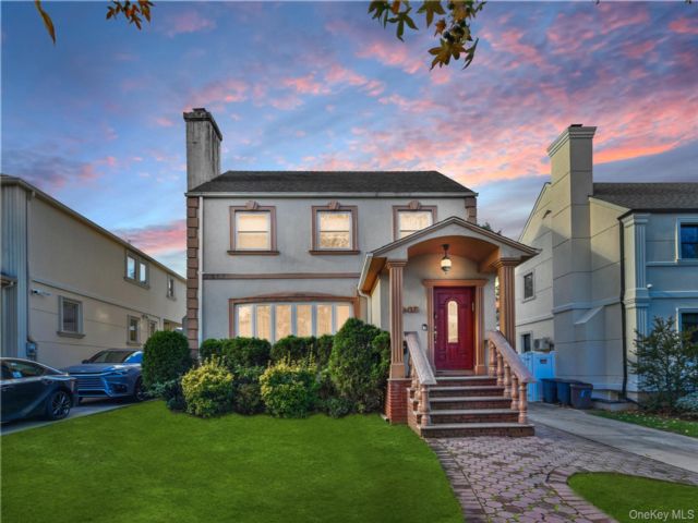  4 BR,  4.00 BTH &nbsp;Colonial style home in Hollis Hills