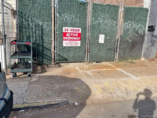 Lot <b>Size:</b>  &nbsp;House style home in Carroll Gardens