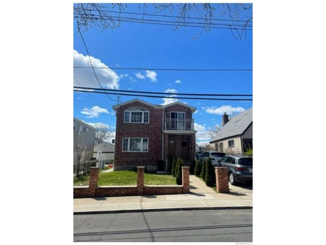  6 BR,  4.00 BTH &nbsp;House style home in Saint Albans