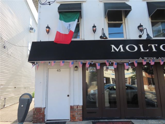  1 BR,  1.00 BTH &nbsp;A-frame style home in Babylon