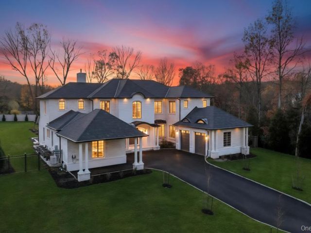  6 BR,  7.00 BTH &nbsp;Colonial style home in Dix Hills