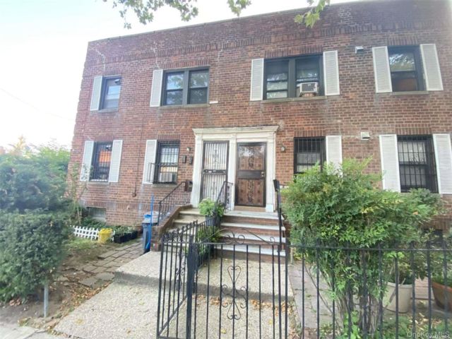  6 BR,  2.00 BTH &nbsp;Colonial style home in Flushing