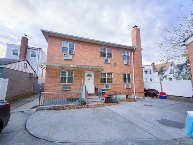  8 BR,  6.00 BTH &nbsp;House style home in Flushing