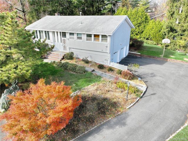  4 BR,  3.00 BTH &nbsp;Raised ranch style home in Tappan