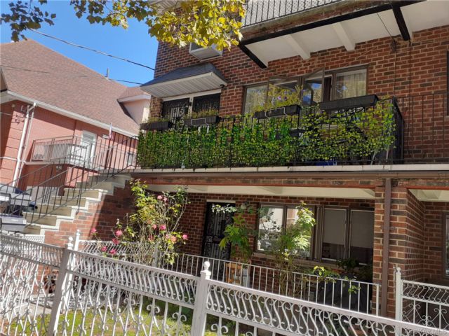  3 BR,  2.00 BTH &nbsp;House style home in Brighton Beach