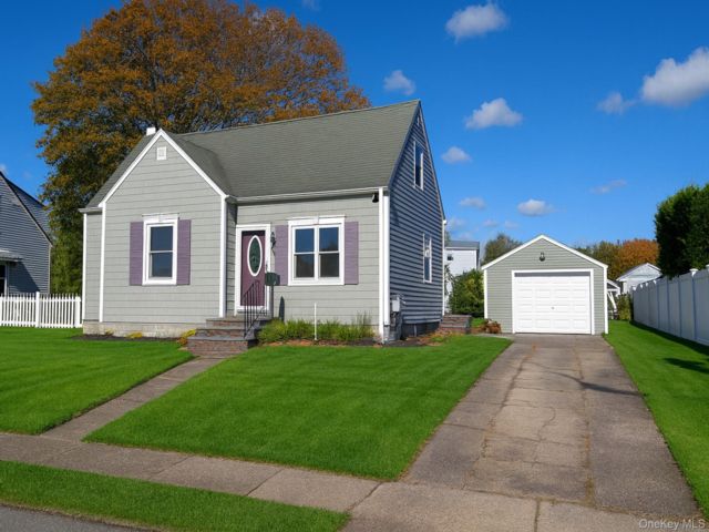  3 BR,  3.00 BTH &nbsp;Cape cod style home in Lindenhurst