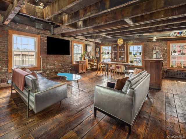  4 BR,  3.00 BTH &nbsp;House style home in New York (manhattan)