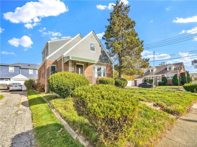  4 BR,  3.00 BTH &nbsp;Exp ranch style home in Jamaica