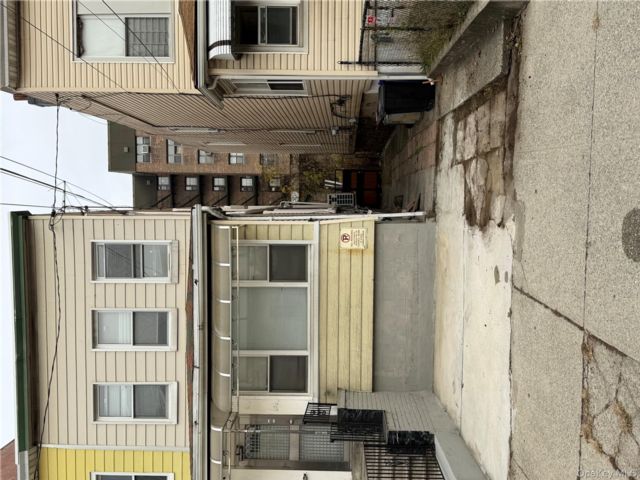  6 BR,  4.00 BTH &nbsp;House style home in Flushing