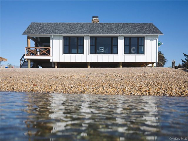  4 BR,  2.00 BTH &nbsp;Bungalow style home in Mattituck
