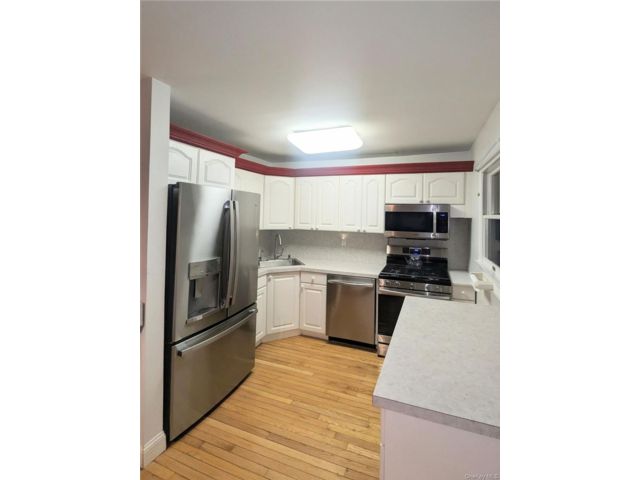  2 BR,  2.00 BTH &nbsp;Cape cod style home in Commack