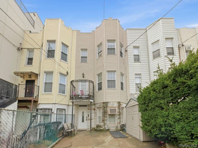  6 BR,  4.00 BTH &nbsp;House style home in Kensington