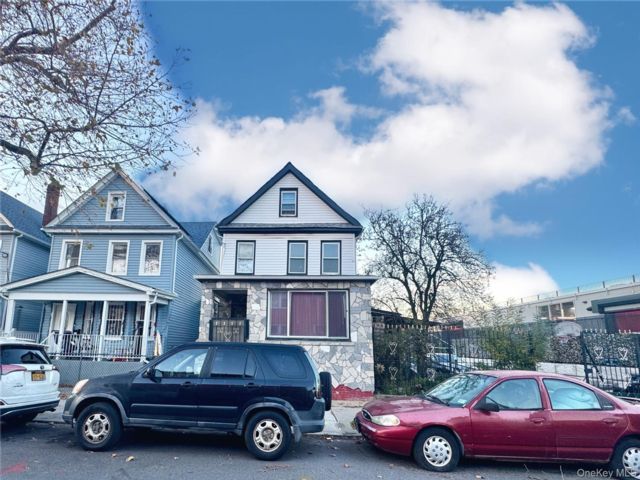  5 BR,  2.00 BTH &nbsp;Colonial style home in Richmond Hill