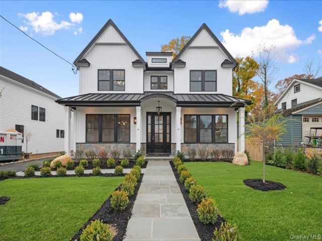  5 BR,  5.00 BTH &nbsp;Colonial style home in Port Washington