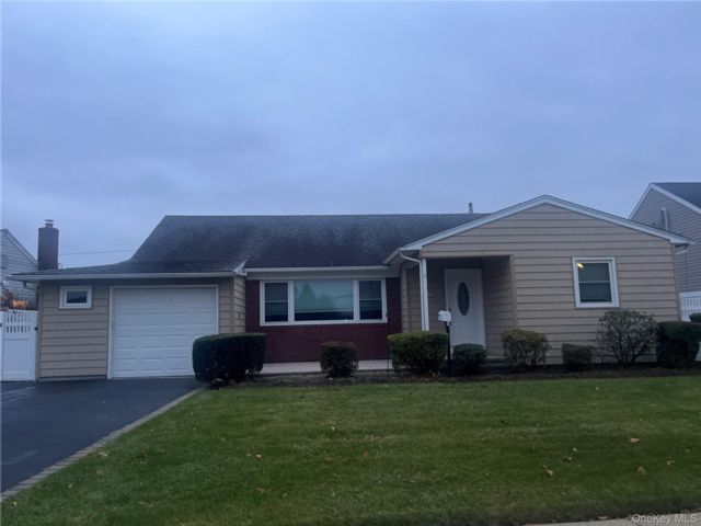  3 BR,  2.00 BTH &nbsp;Ranch style home in Wantagh