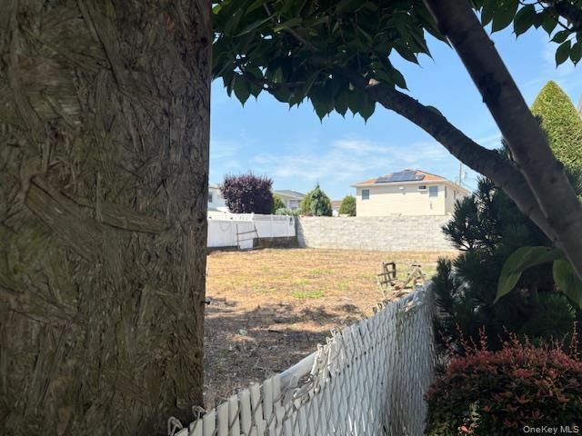 Lot <b>Size:</b>  &nbsp;House style home in Howard Beach