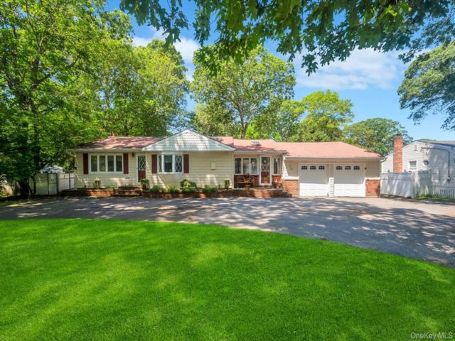  4 BR,  3.00 BTH &nbsp;Ranch style home in Lake Grove