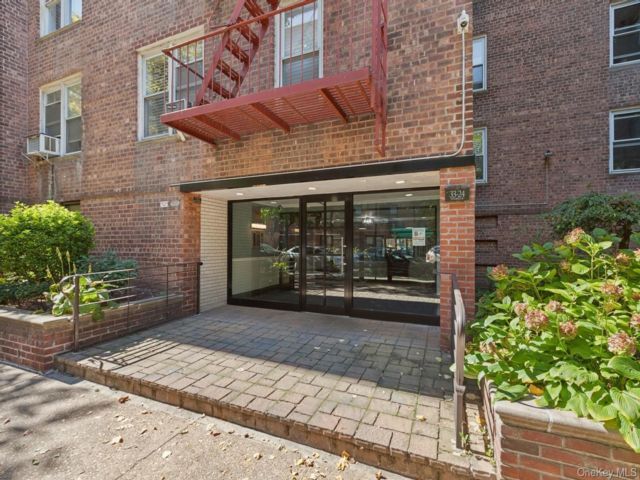  2 BR,  1.00 BTH &nbsp;Other style home in Jackson Heights