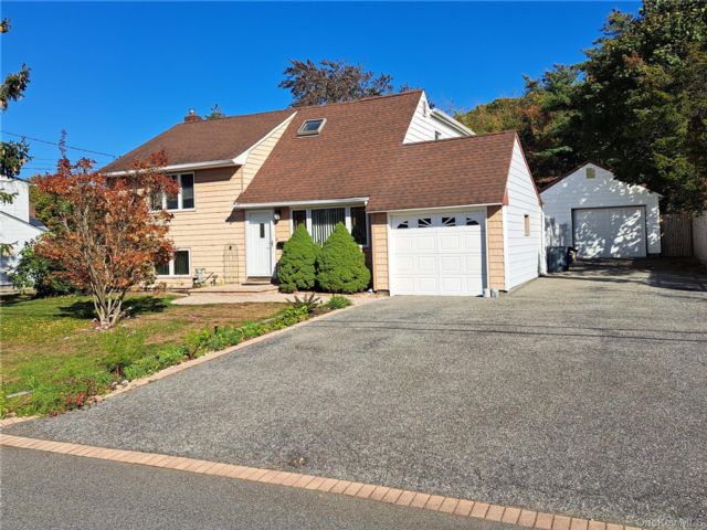  4 BR,  2.00 BTH &nbsp;Split level style home in Islip Terrace