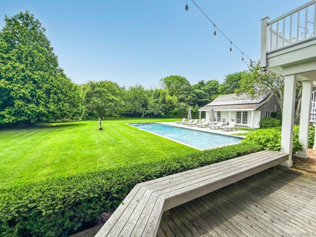  4 BR,  6.00 BTH &nbsp;Traditional style home in Southampton