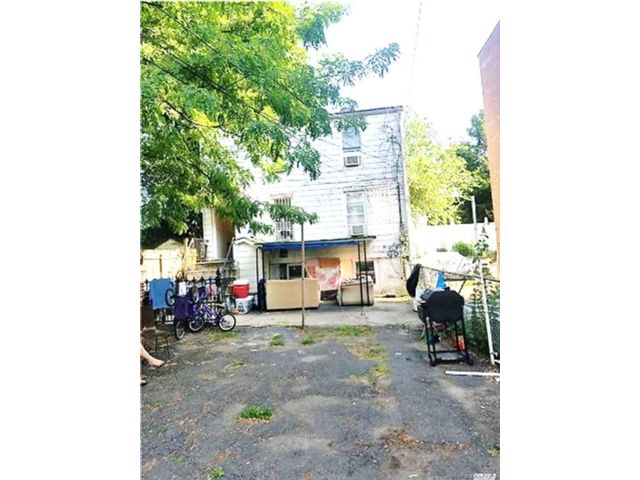  4 BR,  2.00 BTH &nbsp;House style home in Woodside