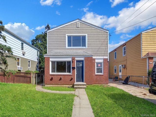  2 BR,  1.00 BTH &nbsp;Colonial style home in Lynbrook