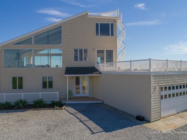  4 BR,  4.00 BTH &nbsp;Contemporary style home in Babylon