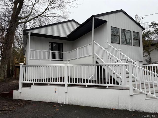  6 BR,  3.00 BTH &nbsp;Hi ranch style home in Shirley