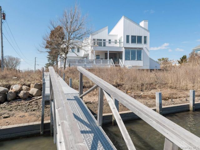  6 BR,  6.00 BTH &nbsp;Contemporary style home in Remsenburg