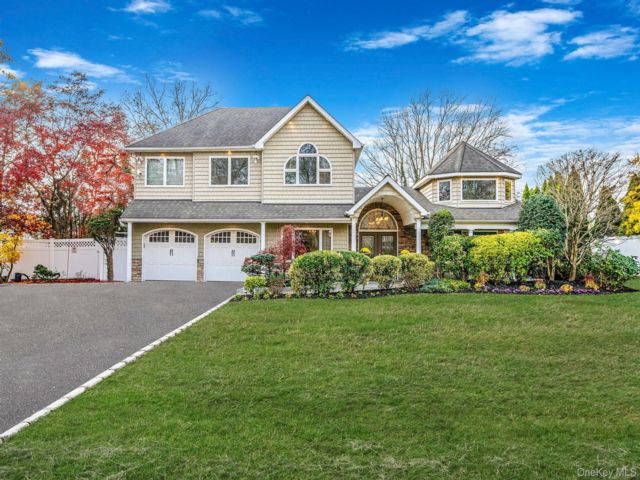  5 BR,  4.00 BTH &nbsp;Colonial style home in Smithtown