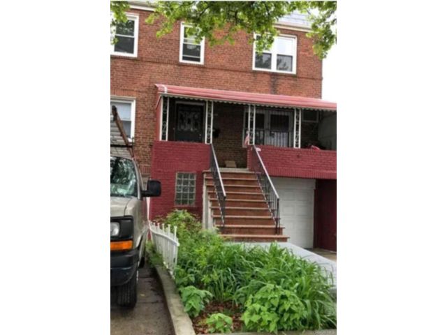  7 BR,  2.00 BTH &nbsp;House style home in Flushing