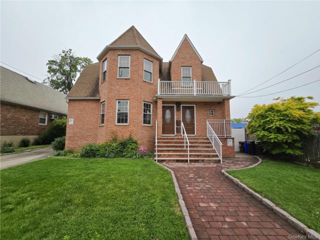  6 BR,  5.00 BTH &nbsp;House style home in Flushing