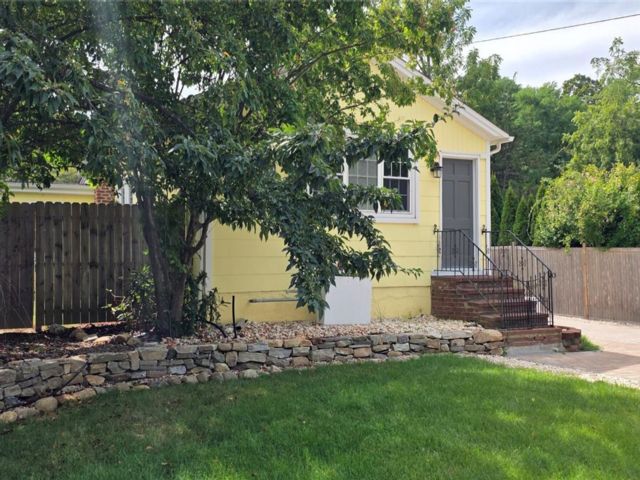  3 BR,  2.00 BTH &nbsp;Cape cod style home in East Setauket