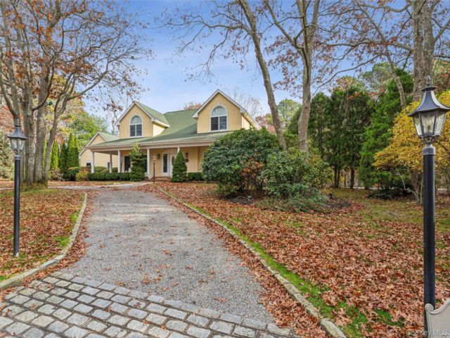  5 BR,  6.00 BTH &nbsp;Post modern style home in East Quogue