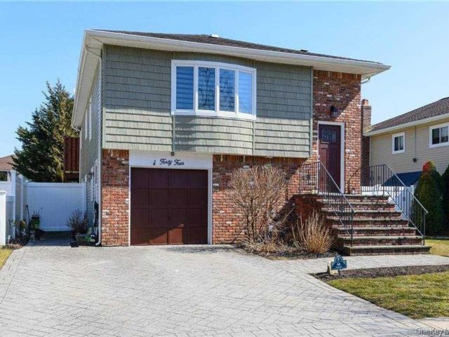  4 BR,  3.00 BTH &nbsp;Hi ranch style home in Greenlawn