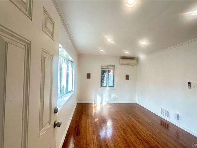  2 BR,  2.00 BTH &nbsp;Other style home in Fresh Meadows