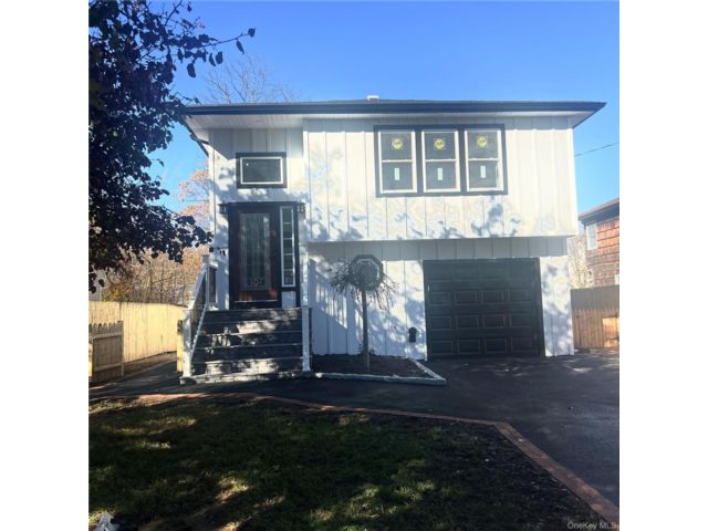  4 BR,  2.00 BTH &nbsp;Hi ranch style home in Greenlawn