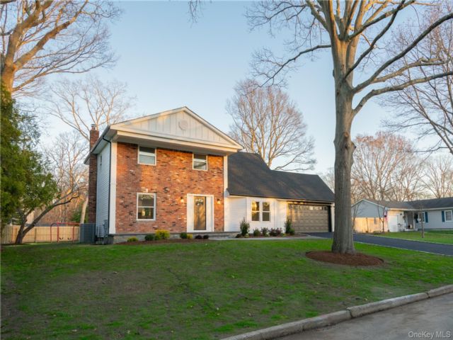  4 BR,  3.00 BTH &nbsp;Colonial style home in Coram