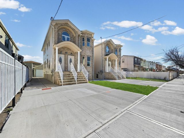  6 BR,  4.00 BTH &nbsp;House style home in Jamaica