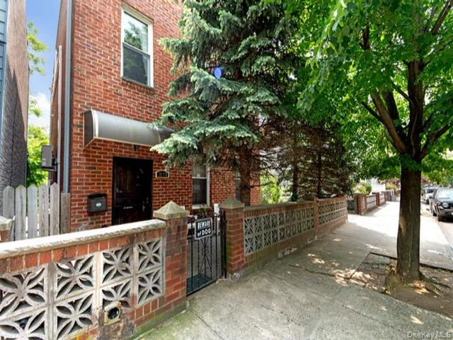  5 BR,  3.00 BTH &nbsp;Other style home in Astoria